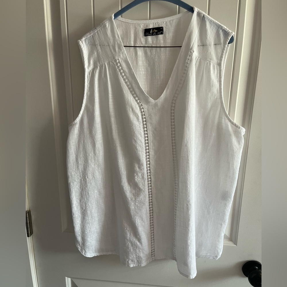 Chic White V-Neck Tank Top